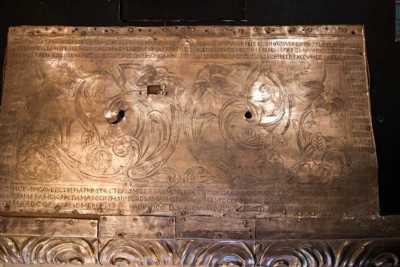 Bari, la scritta che mai nessuno � riuscito a tradurre: � il mistero della Basilica